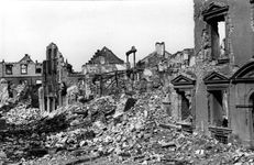 1944, zerstörtes Kornhaus, Nordseite Münsterplatz
